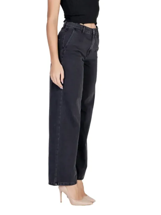 Dunkle, knöchelhohe Jeans mit geradem Schnitt