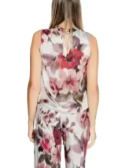 Blondes Model trägt Blumen-Tanktop