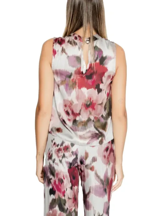 Blondes Model trägt Blumen-Tanktop