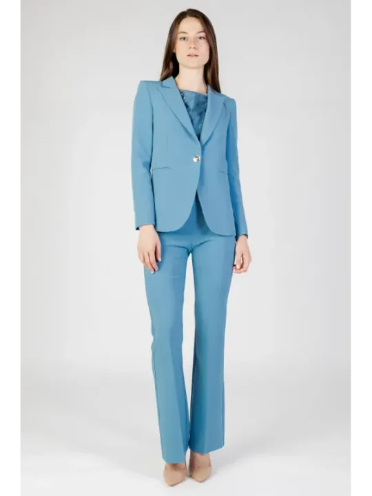 Helles Blazer- und Hosen-Set