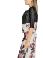 Schwarzes Oberteil mit Blumenrock