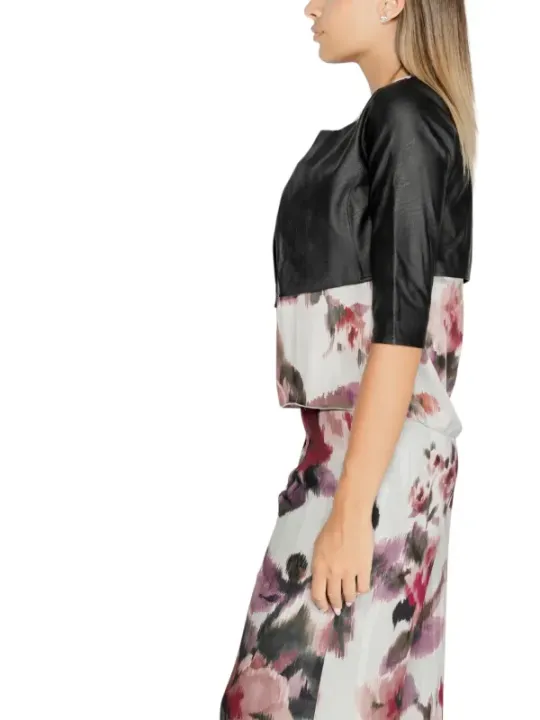 Schwarzes Oberteil mit Blumenrock