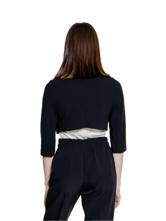 Schwarzes Crop-Top und Hose