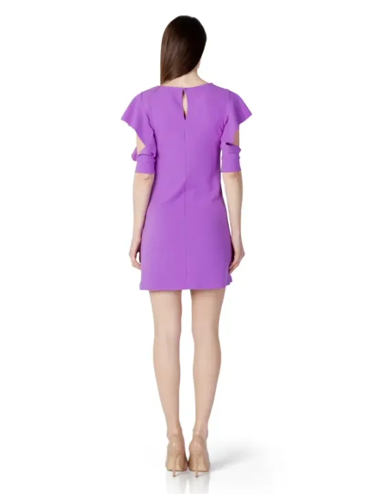 Lilafarbenes Minikleid mit Rückenausschnitt