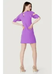 Lavendelfarbenes Kleid mit Cut-Out-Details