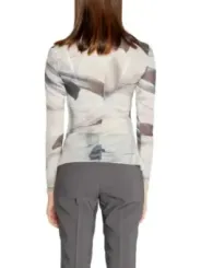 Frau trägt Rinascimento Bluse hinten