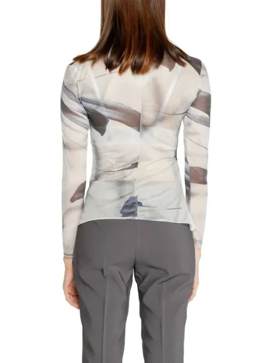 Frau trägt Rinascimento Bluse hinten