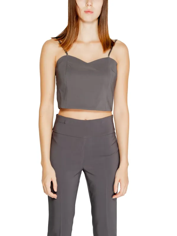 Crop Top und hohe Hose