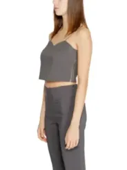 Graues Crop-Top und Schlaghose