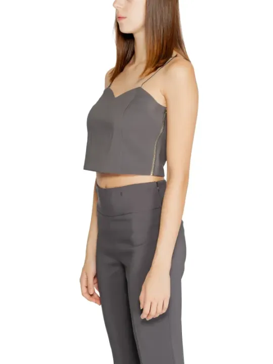 Graues Crop-Top und Schlaghose