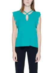 Bordeauxfarbene Bluse mit smaragdgrünem Ausschnitt