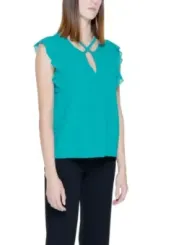 Türkisbluse mit schwarzen Hosen