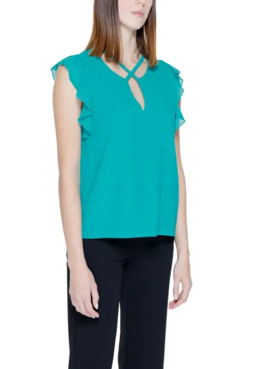 Türkisbluse mit schwarzen Hosen