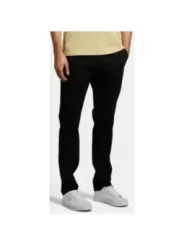 Schwarze Hosen mit weißen Sneakern