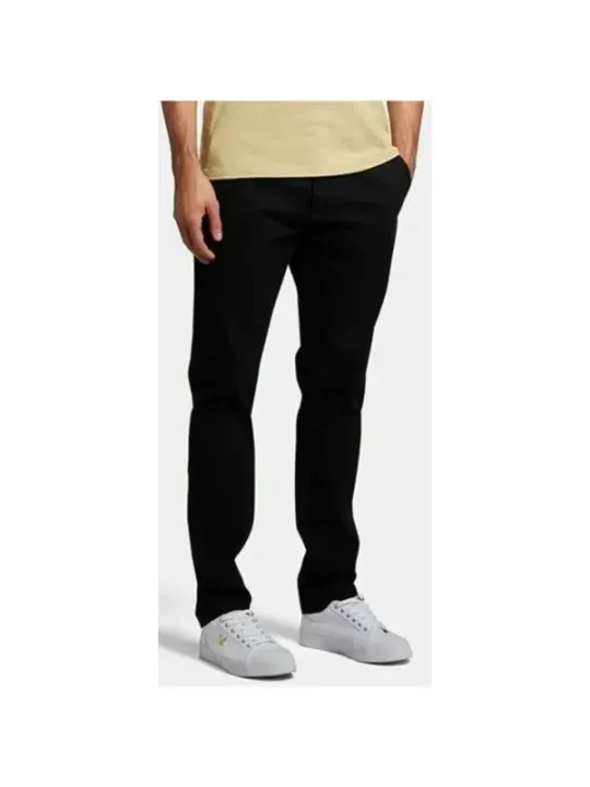 Schwarze Hosen mit weißen Sneakern