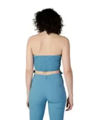 Leichtblaue Röhrenhose und Träger Oberteil