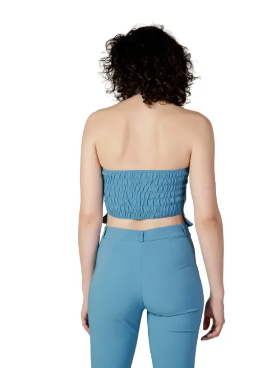 Leichtblaue Röhrenhose und Träger Oberteil