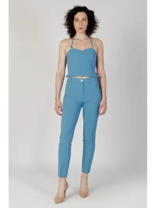 Minimalistische neutrale Rinascimento-Camisole-Hosen.