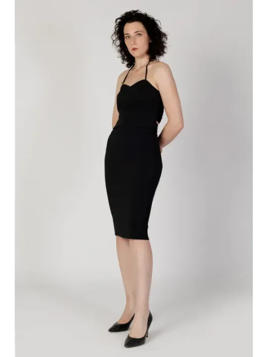 Schwarzes Bleistiftkleid, elegante Frau posiert