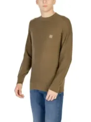 Mann trägt braunen Boss Pullover