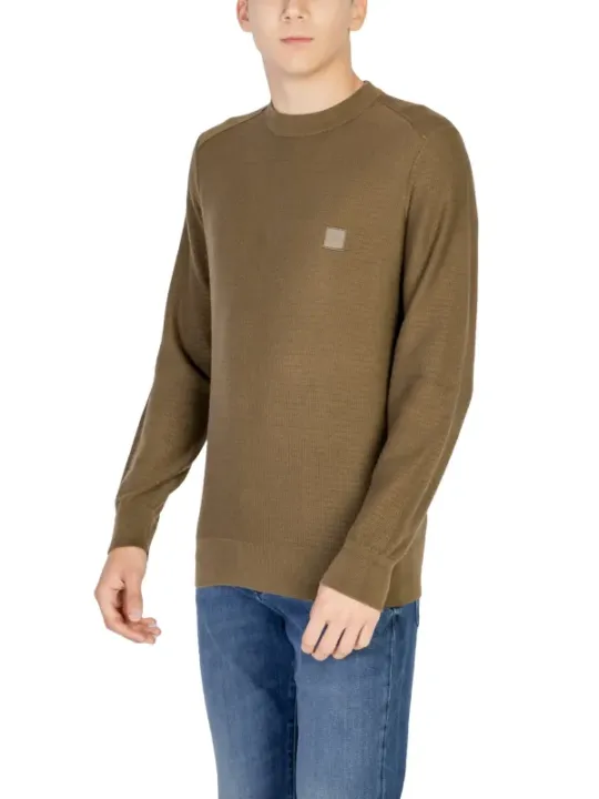 Mann trägt braunen Boss Pullover