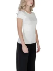 Weiße Guess T-Shirt schwarze Hose