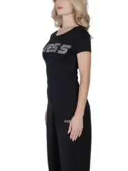 Schwarzes Guess T-Shirt und Hose