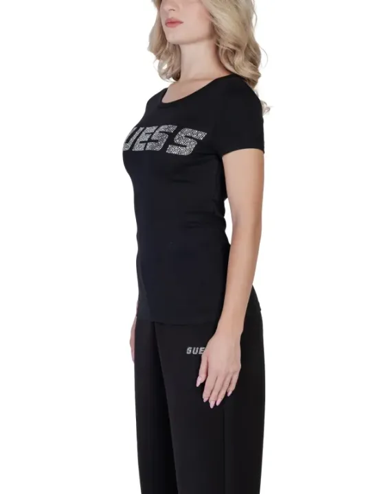 Schwarzes Guess T-Shirt und Hose