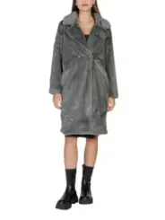 Frau trägt grauen Kunstpelzmantel Ichi.