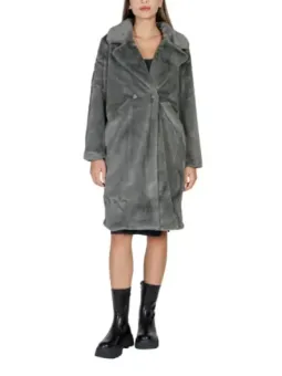 Frau trägt grauen Kunstpelzmantel Ichi.