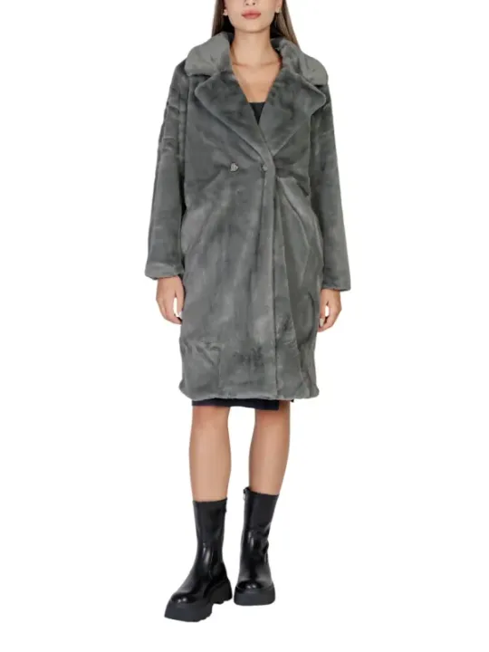 Frau trägt grauen Kunstpelzmantel Ichi.