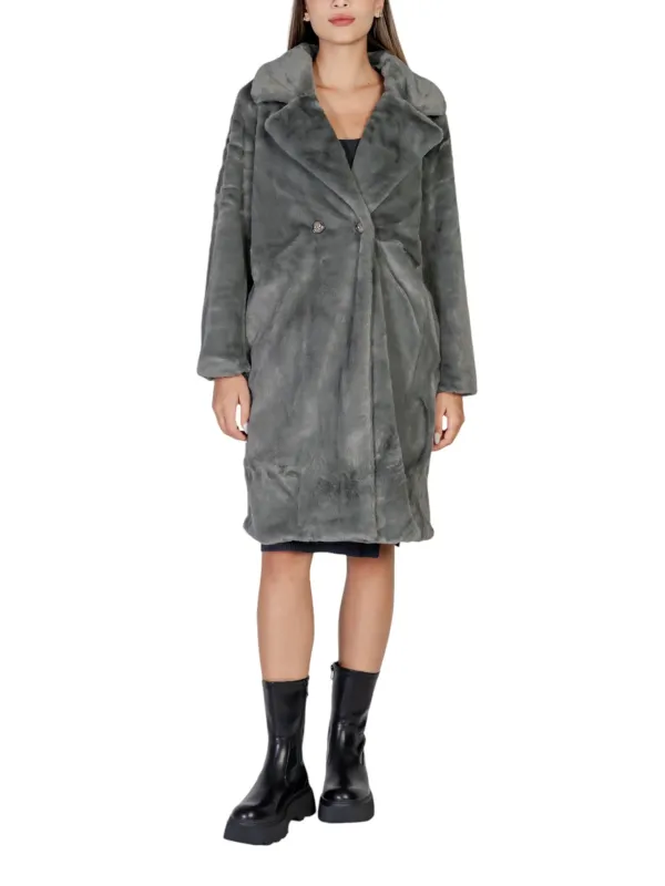 Frau trägt grauen Kunstpelzmantel Ichi.