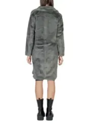 Grauer Samtmantel und Stiefeletten