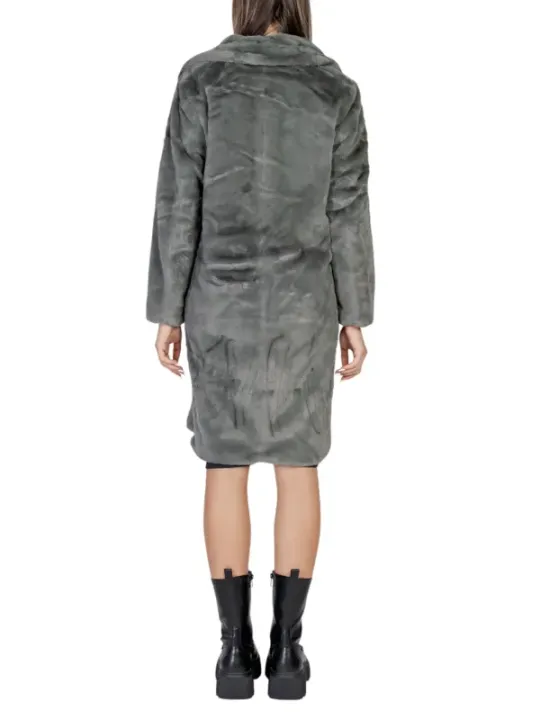 Grauer Samtmantel und Stiefeletten