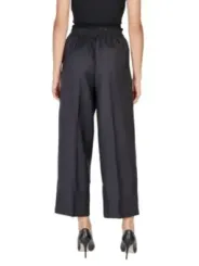 Schwarze Hosen und hohe Absätze