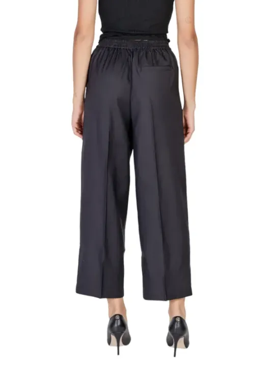 Schwarze Hosen und hohe Absätze