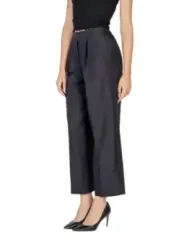 Dunkle, lockere Hosen mit hoher Taille