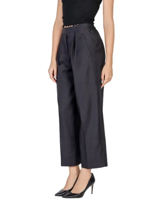 Dunkle, lockere Hosen mit hoher Taille