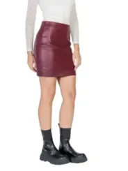 Bordeauxfarbenes Leder-Minirock-Outfit