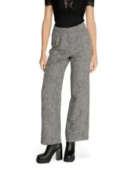 Gestreifte Hose mit schwarzem Top