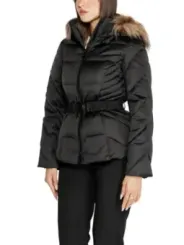 Schwarzer Wintermantel mit Kunstpelz.