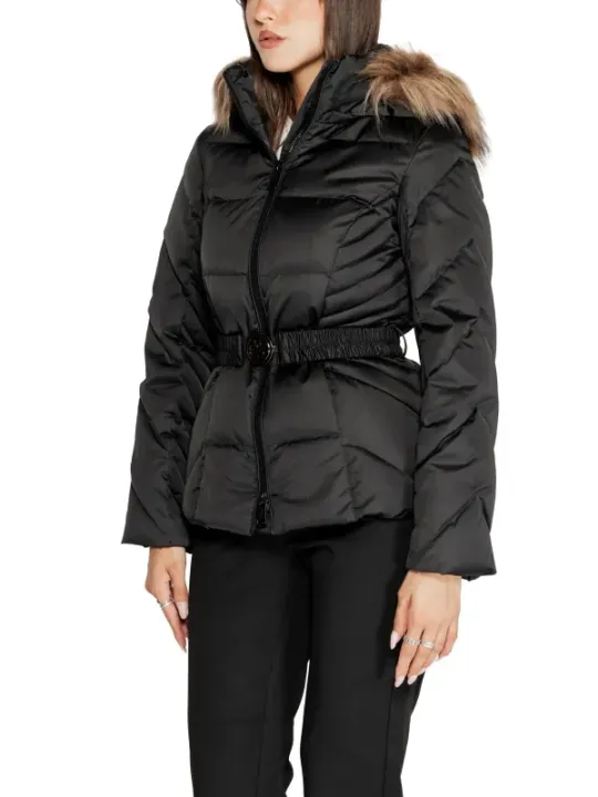 Schwarzer Wintermantel mit Kunstpelz.