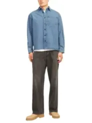 Mann trägt Jack & Jones Hemd