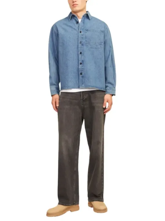 Mann trägt Jack & Jones Hemd