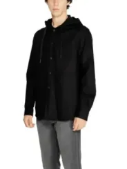 Schwarzes Kapuzenhemd mit grauer Jeans