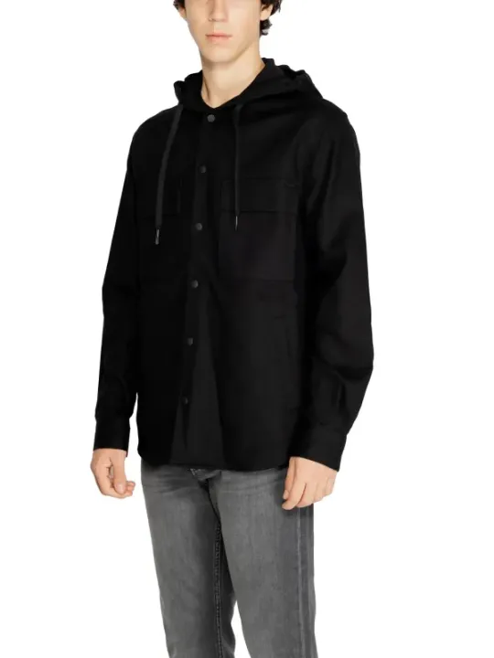 Schwarzes Kapuzenhemd mit grauer Jeans