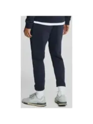 Schwarzer Trainingsanzug mit grauen Sneakern