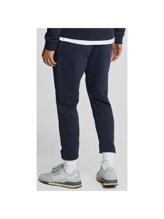 Schwarzer Trainingsanzug mit grauen Sneakern