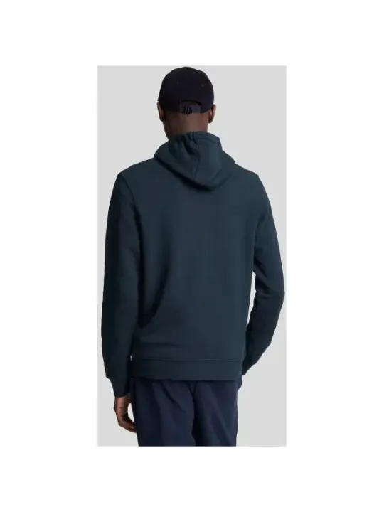 Mann trägt grünen Lyle & Scott Hoodie