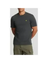 Mann trägt graues Lyle & Scott T-Shirt